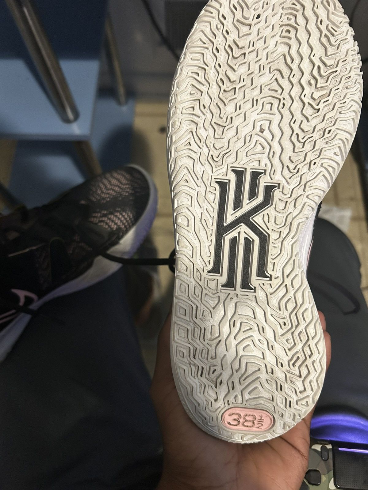 Nike Nike - Boy - GS Kyrie 7 Size US 6 / EU 39 - 3 Thumbnail