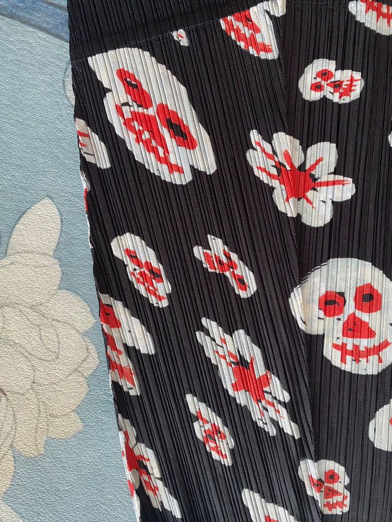 Other Issey Miyake size:5 Red and white printed black shorts Size 31" - 6 Thumbnail