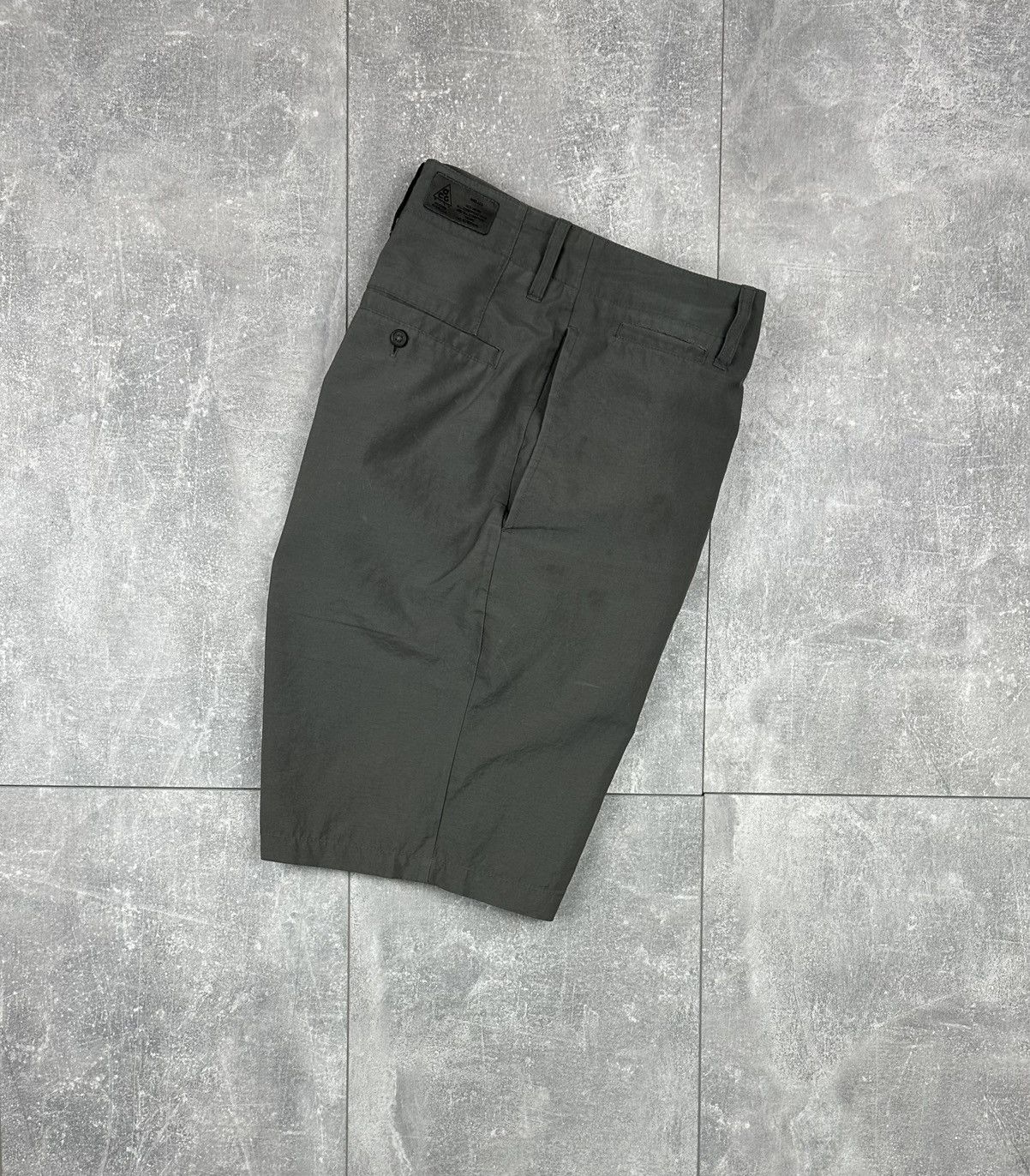 Nike ACG Nike Acg Outdoor Life Small Tab Logo Short Size US 32 / EU 48 - 1 Thumbnail