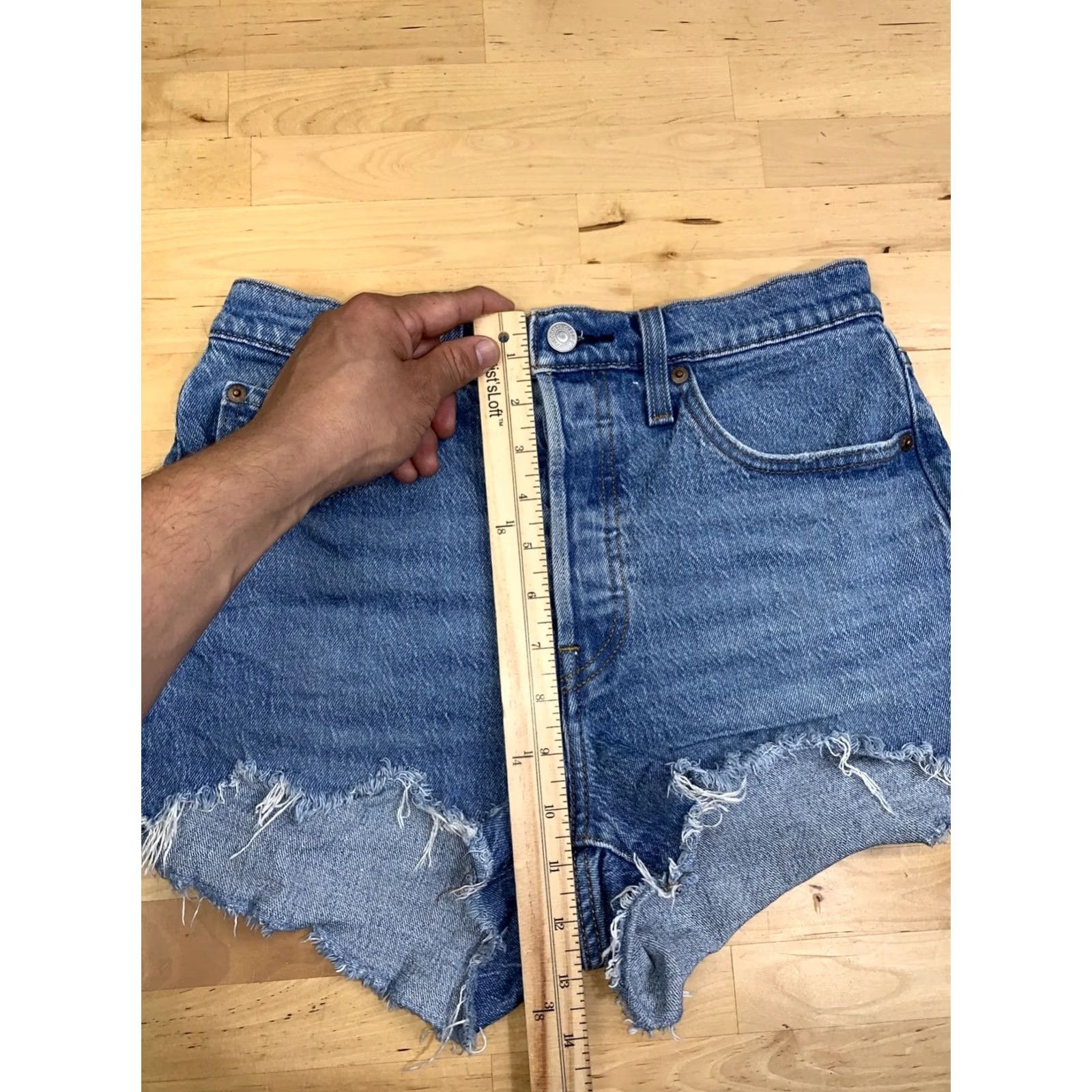 Levi's Levi's 501 Denim Shorts Women 27 Blue Washed Distress Raw Hem Casual 5-Pocket Design Regular Fit Vintage: No Size 27" / US 4 / IT 40 - 7 Thumbnail