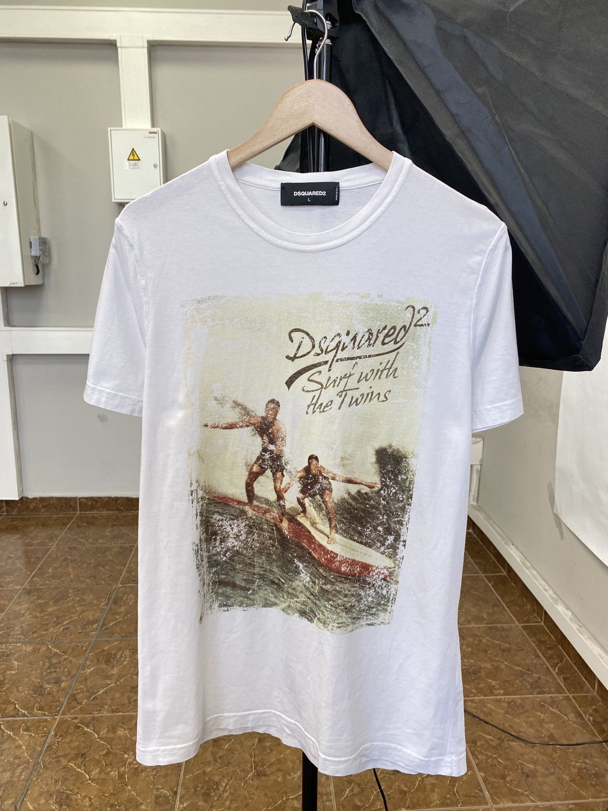 【DSQUARED2】Surf Board T-shirt サーフボードTシャツ ロゴ Dsquared2 Surf Board T-shirt Brown | ONU