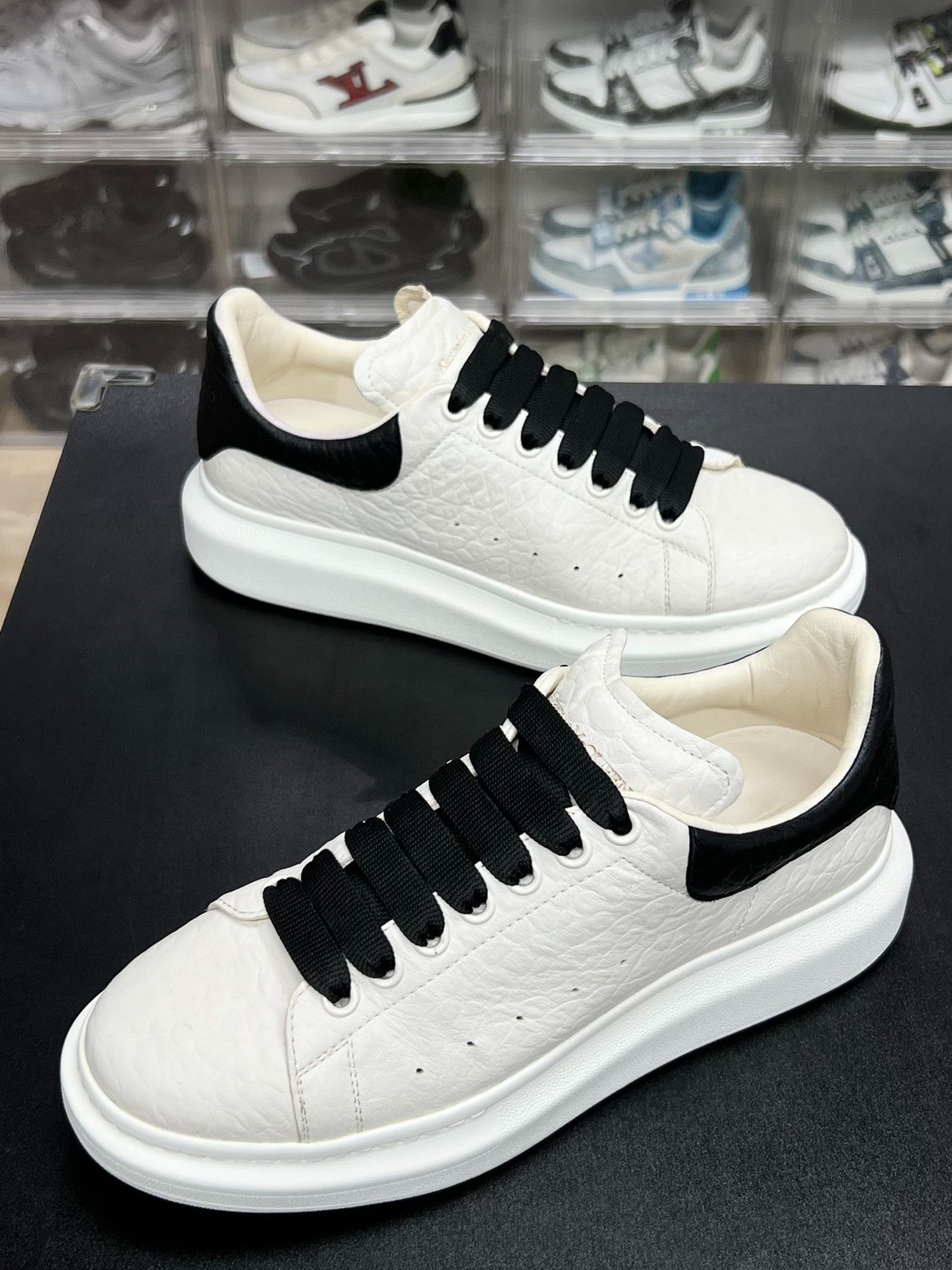 Alexander McQueen Alexander McQueen Black Lowtop Sneakers 9.5 Men Size US 9.5 / EU 42-43 - 1 Thumbnail