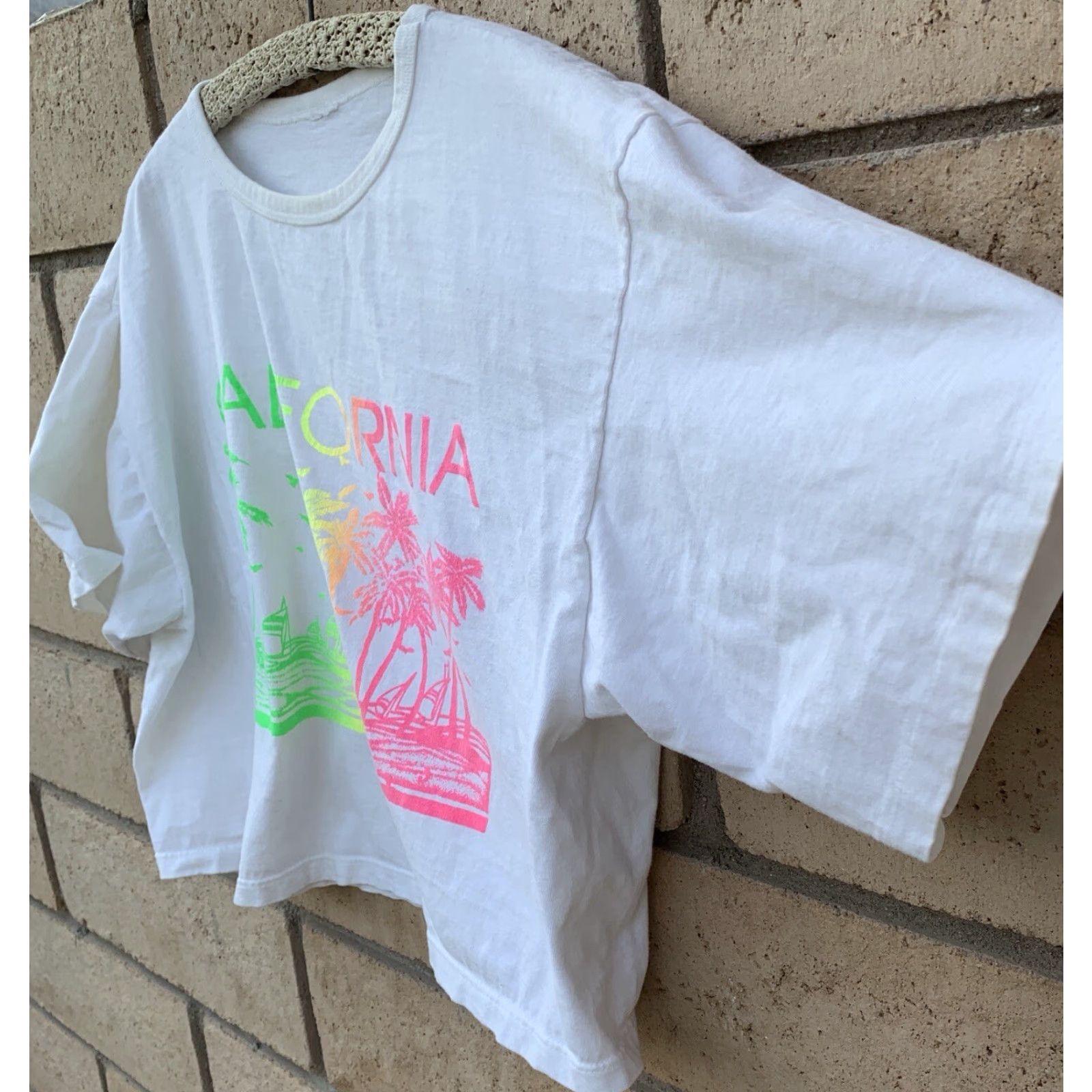 Vintage VINTAGE California Cropped T Shirt One Size White 80s 1980s Cropped T-Shirt Neon Graphics Sailboats Palm Trees Tropical Womens Shirt Size ONE SIZE - 4 Thumbnail