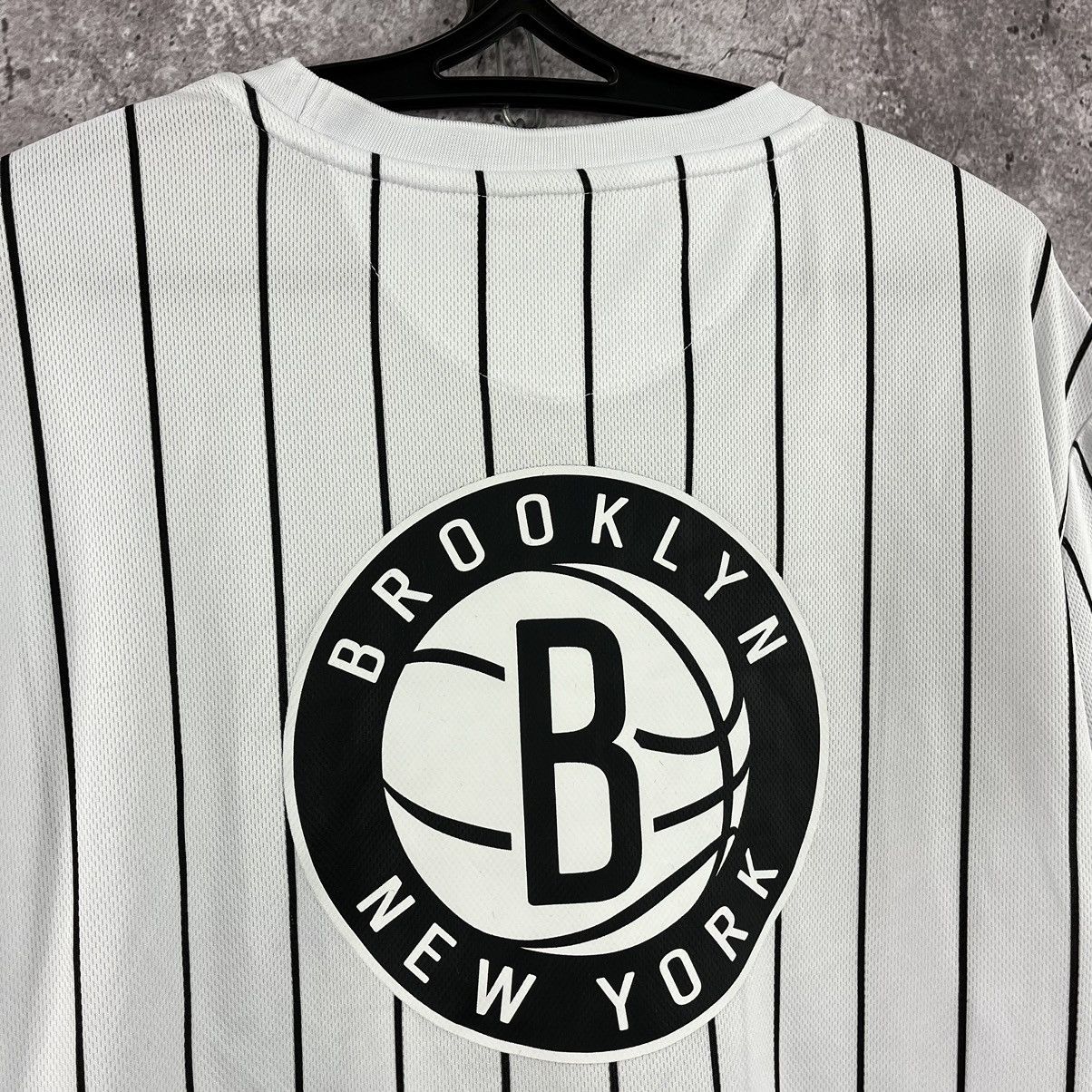 NBA × Vintage NBA Nets Brooklyn New York T-Shirt Big Logo Size L Size US L / EU 52-54 / 3 - 9 Thumbnail