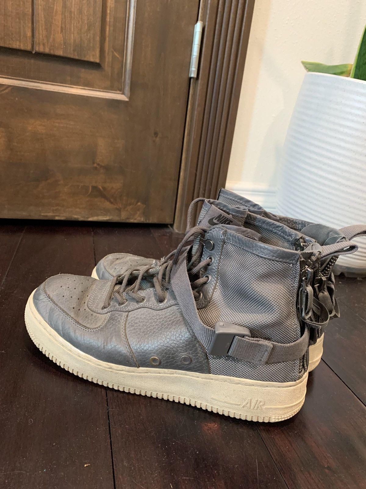 Nike Nike SF Air Force 1 Mid Dark Grey Size US 10 / EU 43 - 1 Thumbnail
