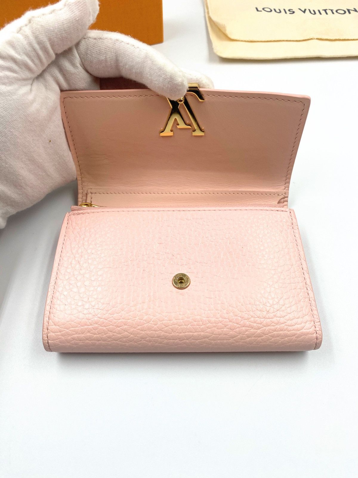Louis Vuitton Louis Vuitton Capucines Compact Wallet (M82361) Size ONE SIZE - 8 Thumbnail