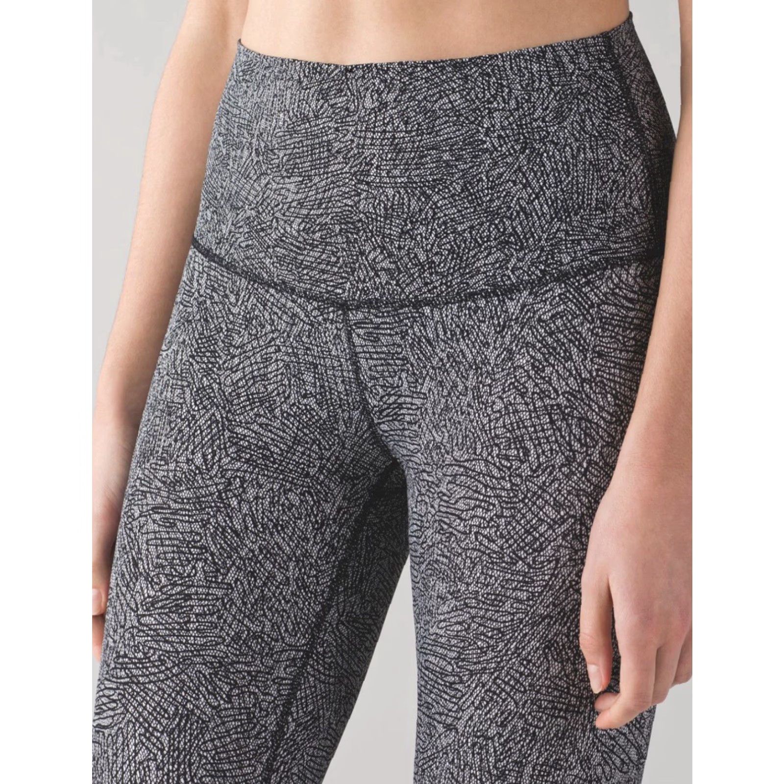 Lululemon **Lululemon Wunder Under Crop High Rise Legging Sz 6 Black & White** User: **Lululemon Wunder Under Crop High Rise 21” Legging Sz 6 Black & White** Size 28" / US 6 / IT 42 - 2 Thumbnail