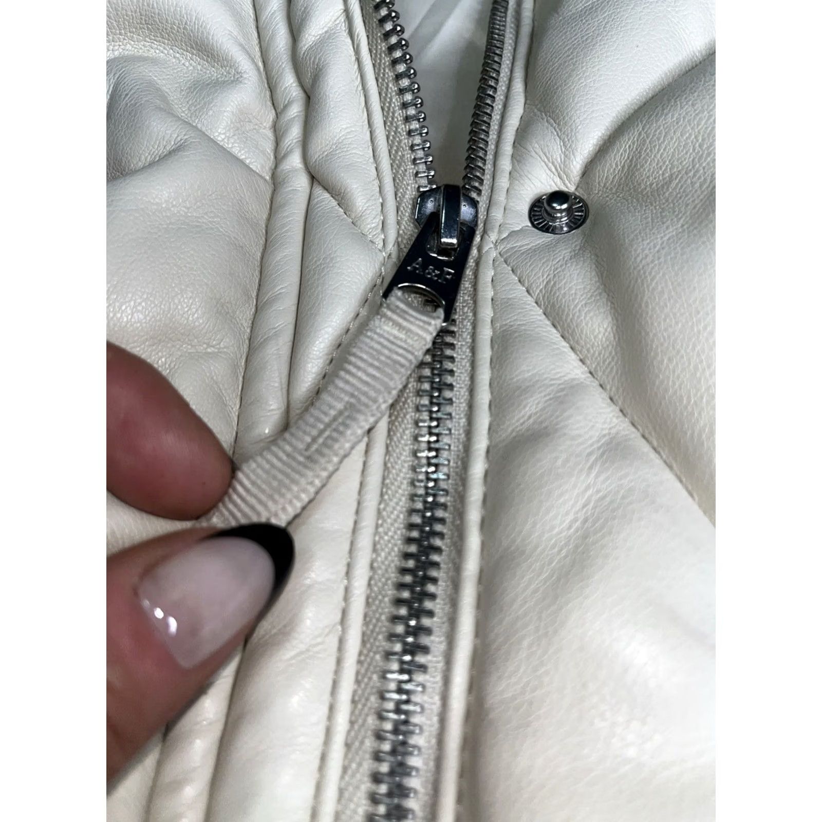 Abercrombie & Fitch Abercrombie & Fitch Jacket Size M Medium Ivory Vegan Leather Puffer Women Size M / US 6-8 / IT 42-44 - 3 Thumbnail