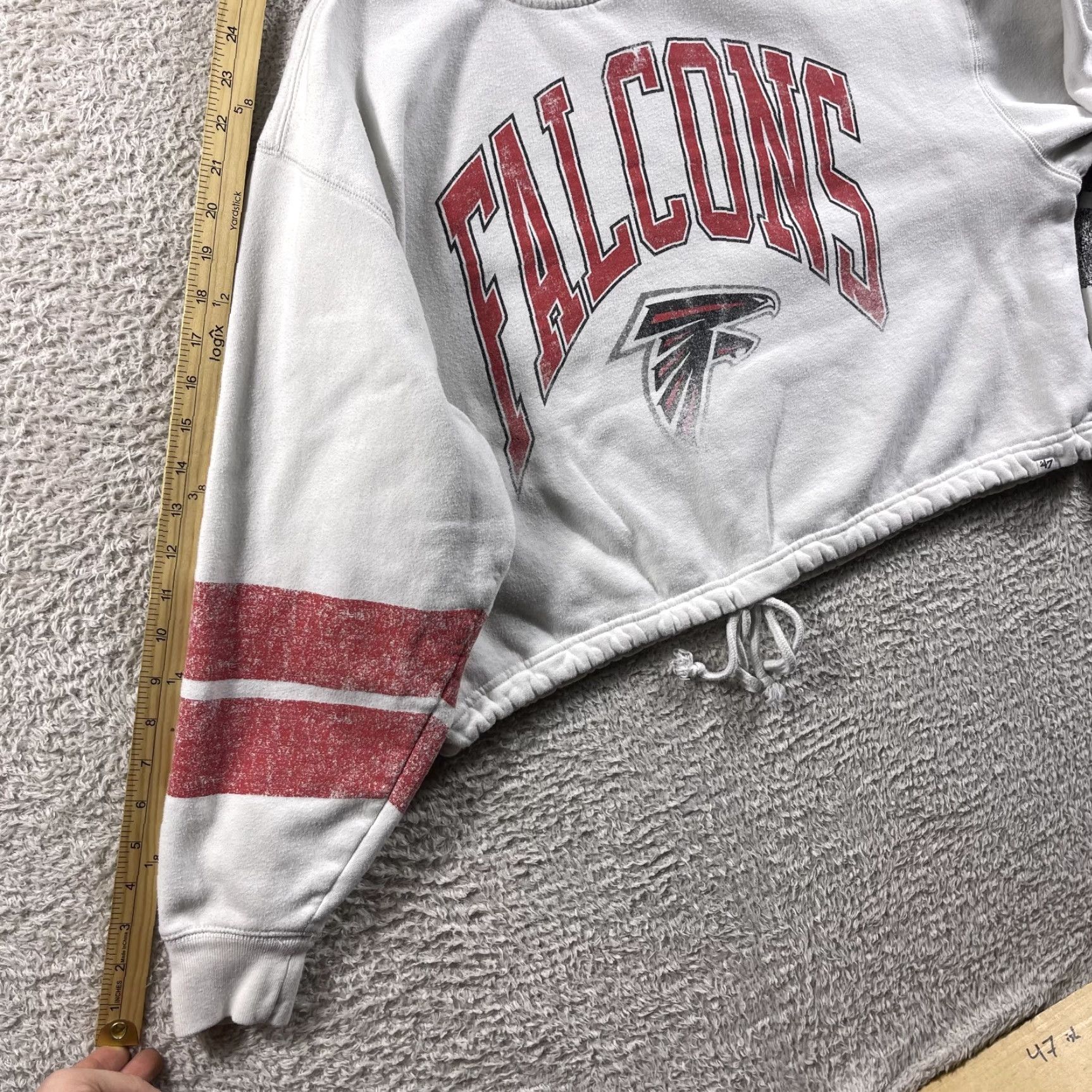 Vintage Atlanta Falcons Hoodie Women's Large White Cropped Boxy Pullover Sweatshirt '47 Size L / US 10 / IT 46 - 7 Thumbnail