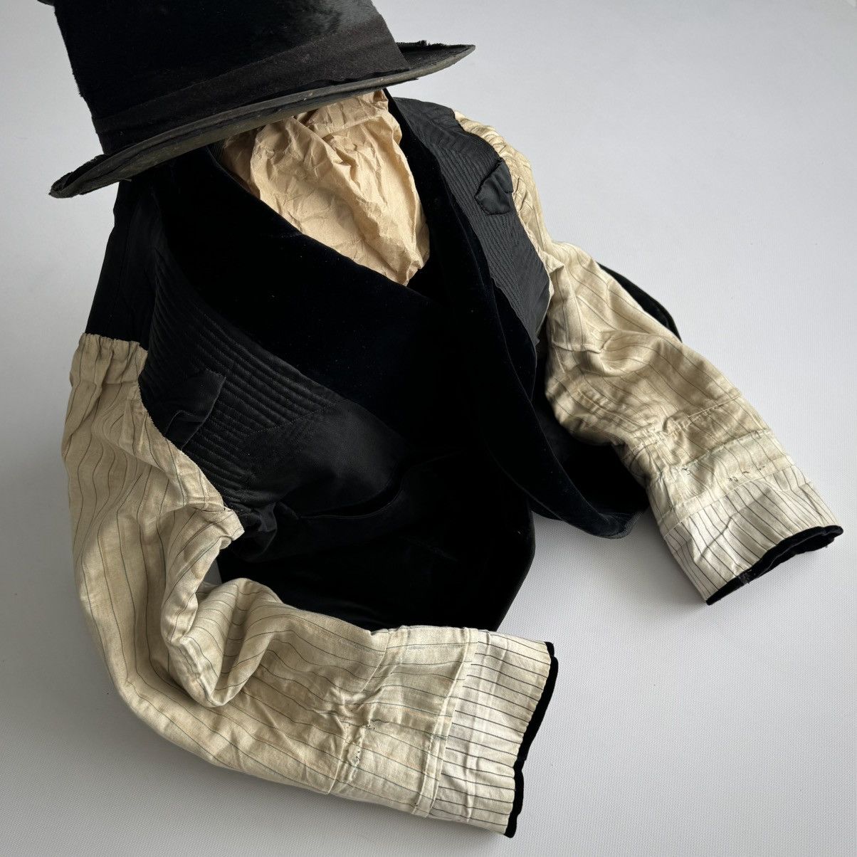 Vintage Early 20th Century Velvet Smoking Jacket Size US M / EU 48-50 / 2 - 5 Thumbnail