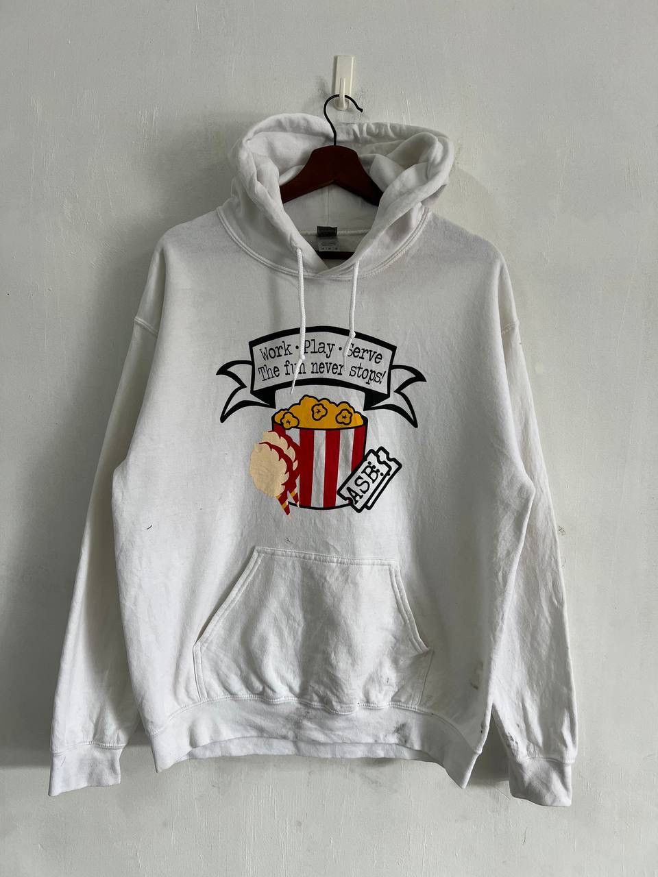 Japanese Brand Gildan White Graphic Hoodie Size US M / EU 48-50 / 2 - 1 Thumbnail
