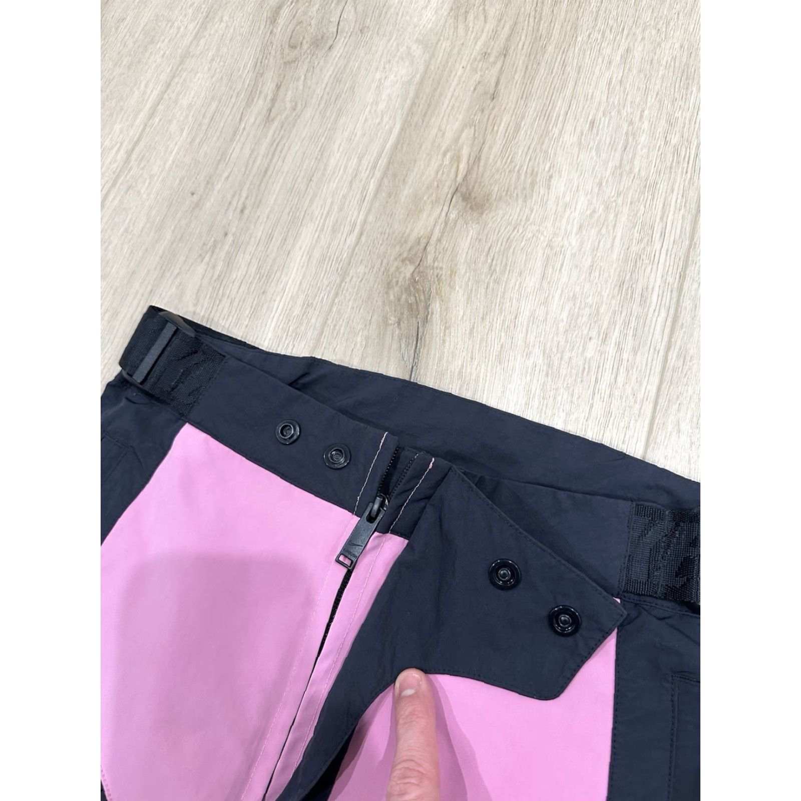 Nike Nike Wmns x Ambush Motorcycle Pants Active Fuchsia/Magic Flamingo XS Women Trousers Size 26" / US 2 / IT 38 - 5 Thumbnail