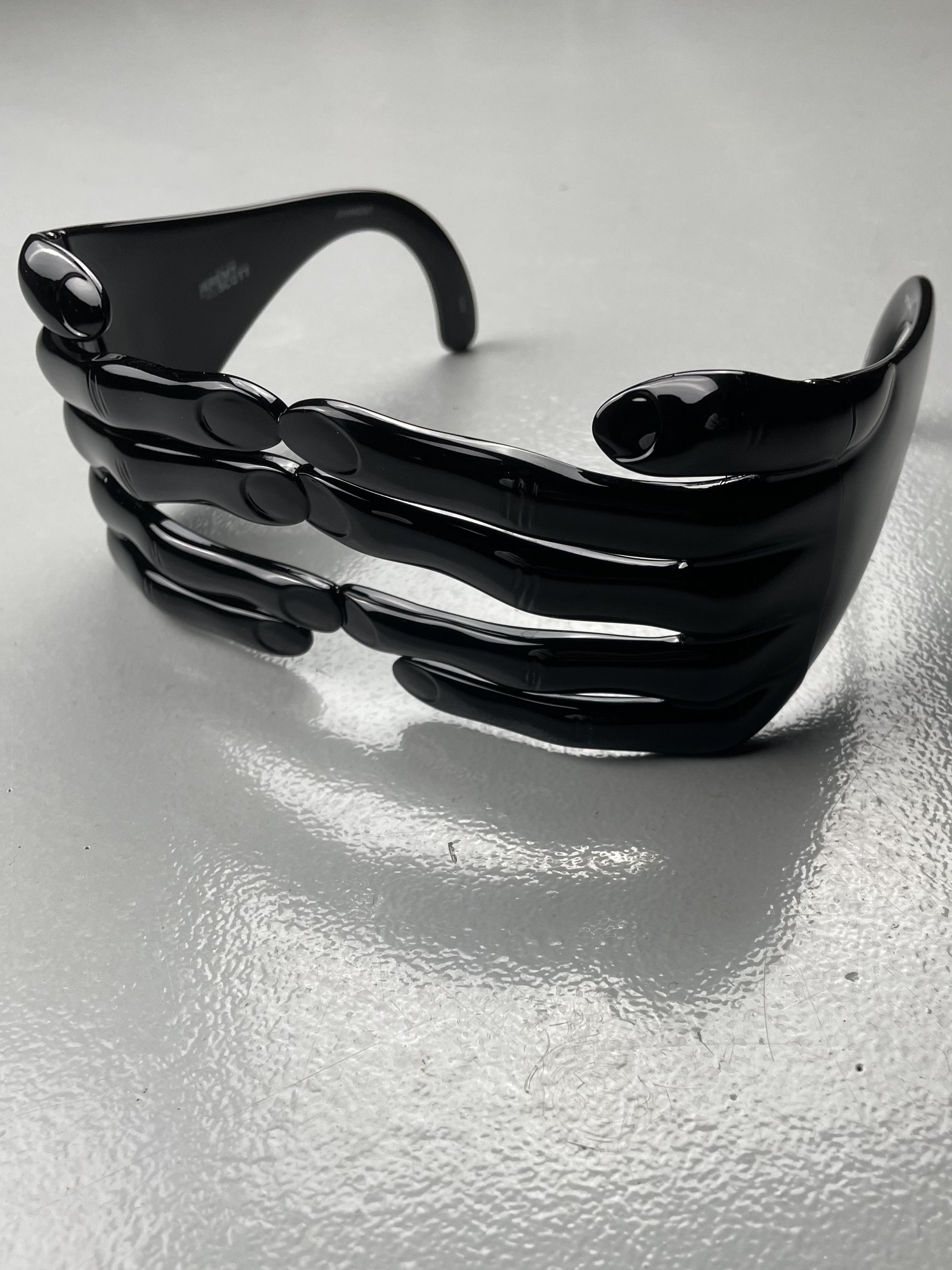 Jeremy Scott × Linda Farrow Linda Farrow X Jeremy Scott hands sunglasses (black) Size ONE SIZE - 2 Thumbnail