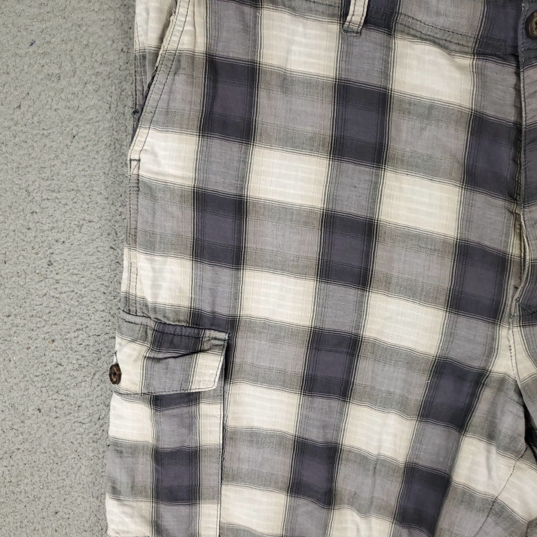 Tommy Bahama Tommy Bahama Cargo Shorts Mens 40 Gray Plaid Outdoor Casual Beachwear Adult Medium Gray Pattern Logo Pockets 90s? No decade given. Men Size US 40 / EU 56 - 2 Thumbnail