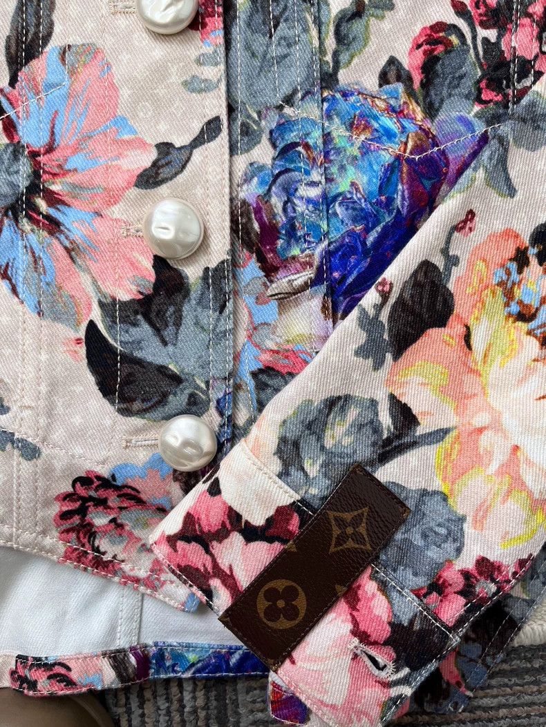 Louis Vuitton Louis Vuitton FW22 Floral Print Crew Neck Single Breasted Size XXS / US 00 / IT 34 - 3 Thumbnail