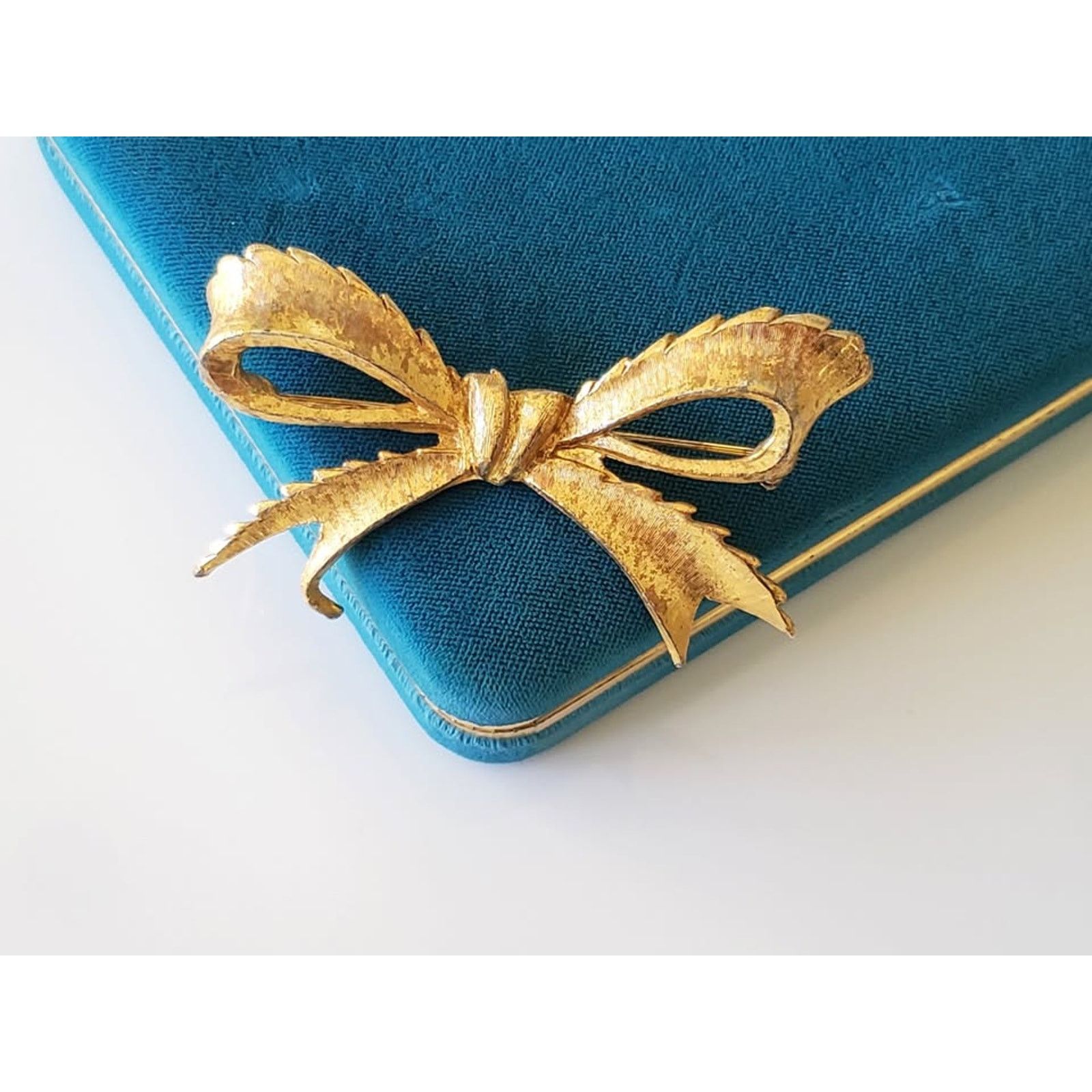 Other Vintage Gold-tone Ribbon Brooch Pin Size ONE SIZE - 1 Thumbnail