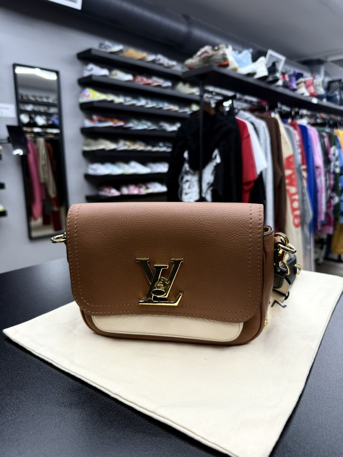 Louis Vuitton AUTHENTIC Louis Vuitton Lockme Tender Calfskin Leather Bag Size ONE SIZE - 4 Thumbnail