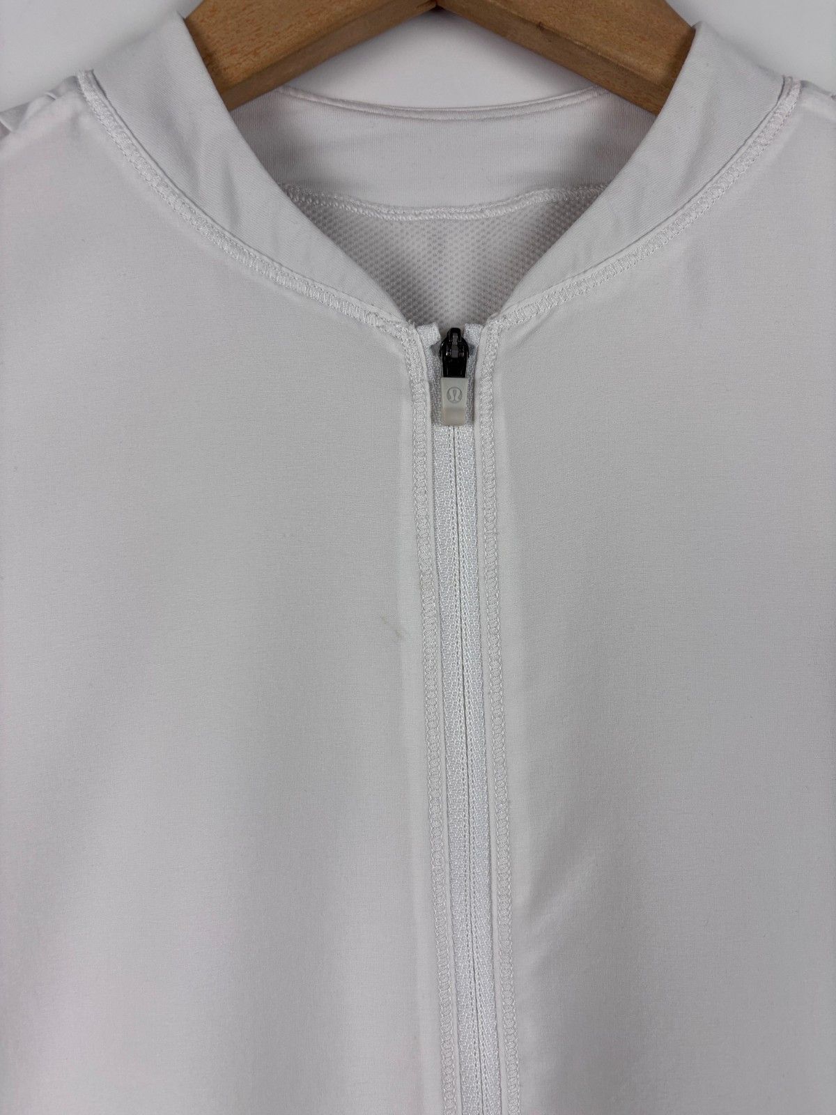 Lululemon Womens Lululemon Track Zip Jacket White Size ~XS Size S / US 4 / IT 40 - 2 Thumbnail