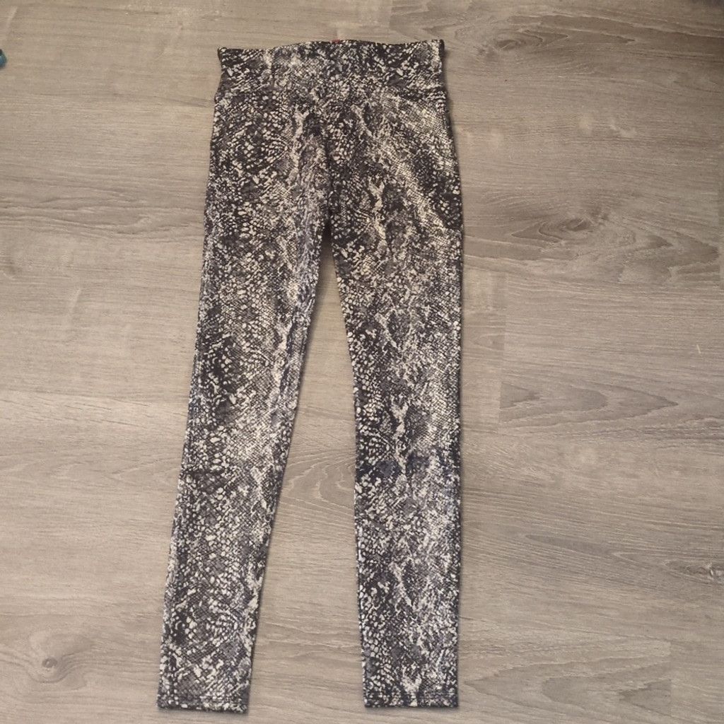 Spanx Spanx Grey Snake Faux Leather Snake Shine Leggings Sz. Small Size 24" / US 00 / IT 34 - 7 Thumbnail