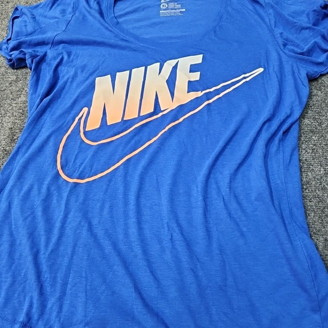 Nike Nike Shirt Women XL Blue w/ Pink Ombre Fade Logo Loose Fit Round Neck Regular Short Sleeve T-Shirt Nike Brand Size XL / US 12-14 / IT 48-50 - 7 Thumbnail
