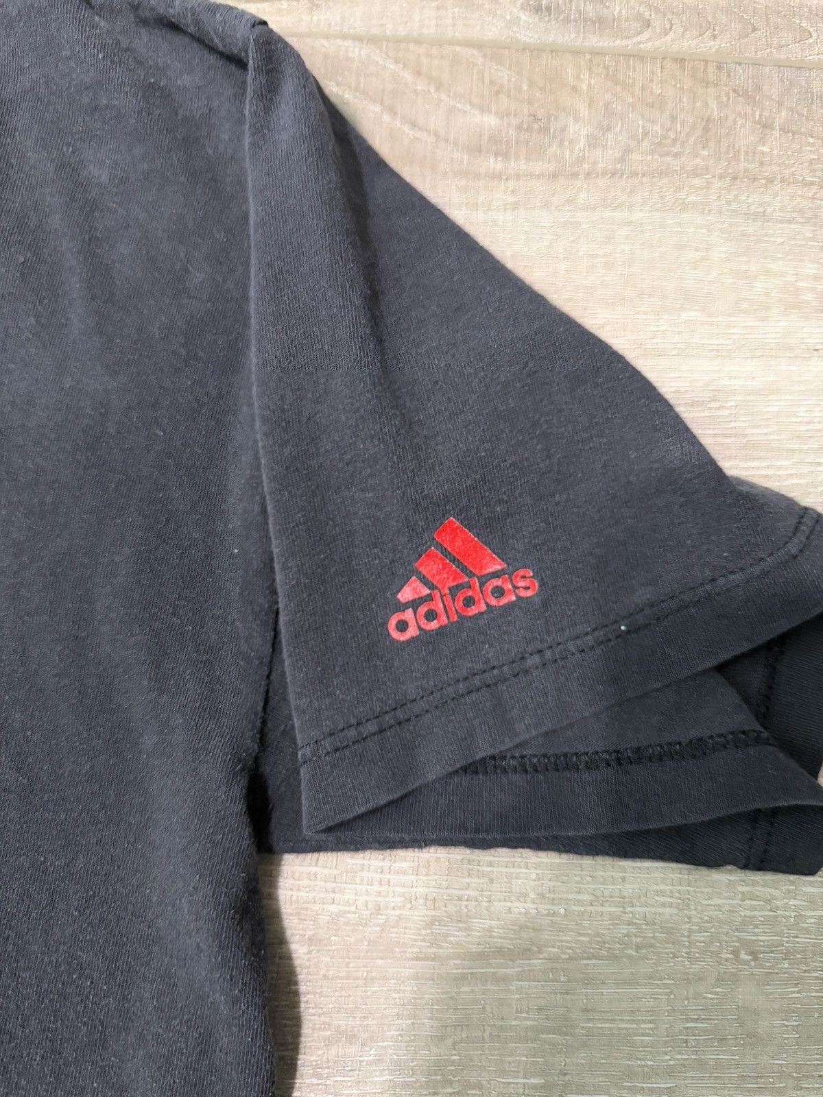 Vintage Vintage Cracked Print Adidas T-Shirt Size US M / EU 48-50 / 2 - 3 Thumbnail