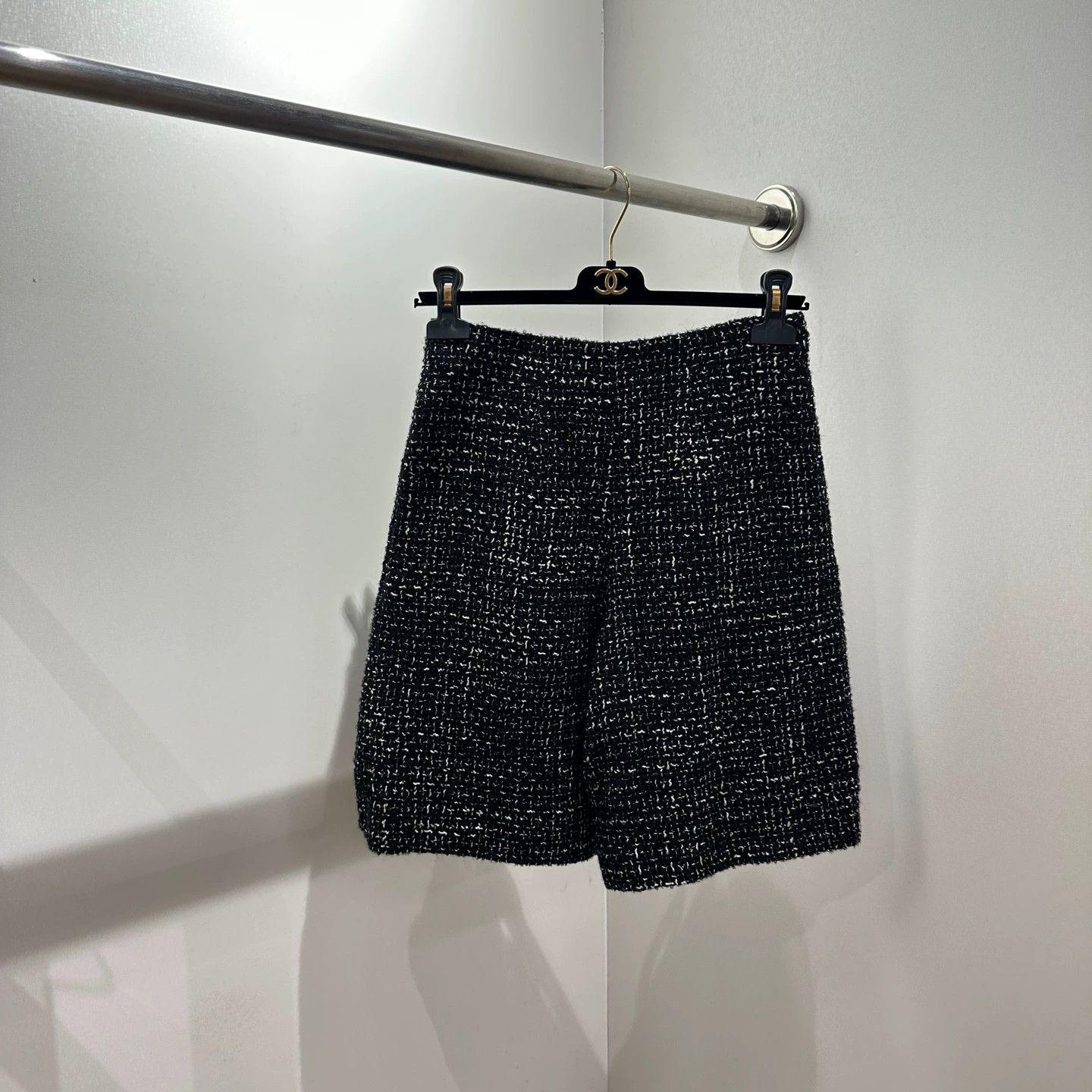 Chanel Chanel apr640 Tweed Pearl Logo Shorts 34 Size 25" / US 0 / IT 36 - 2 Thumbnail