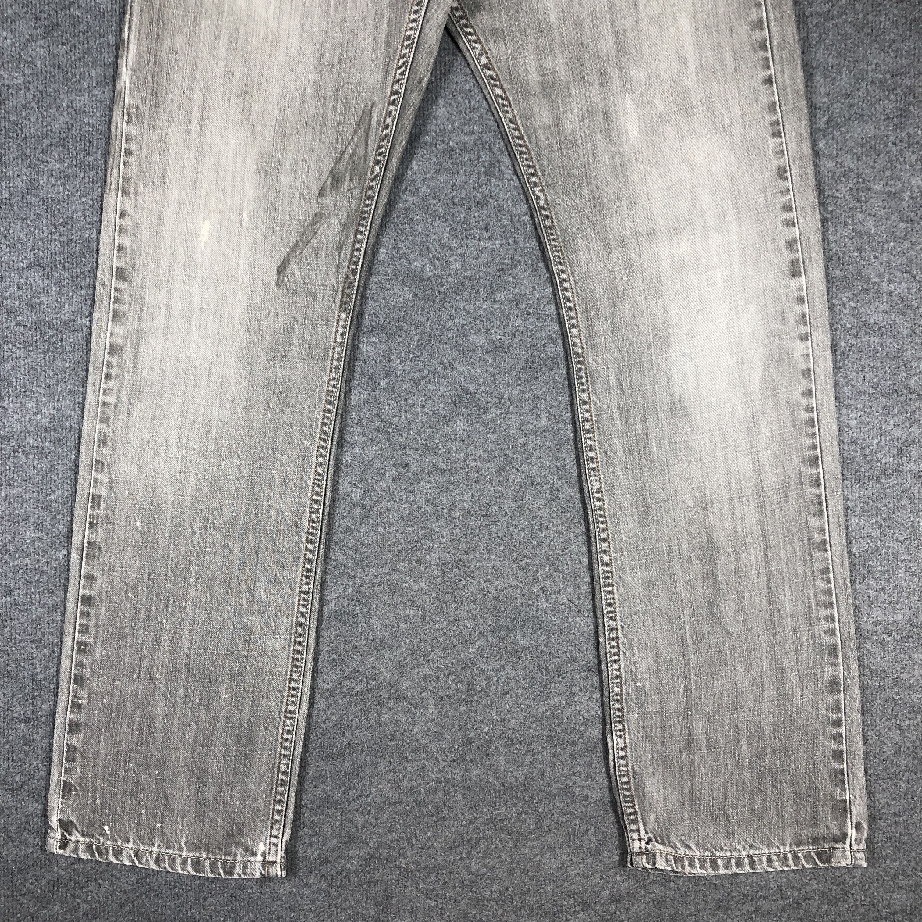 Vintage Levis 514 Slim Straight Jeans L710
