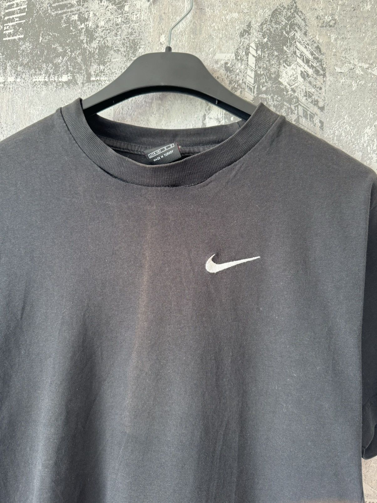Nike × Vintage Vintage 90s Nike Faded Black T-shirt Size US M / EU 48-50 / 2 - 3 Thumbnail