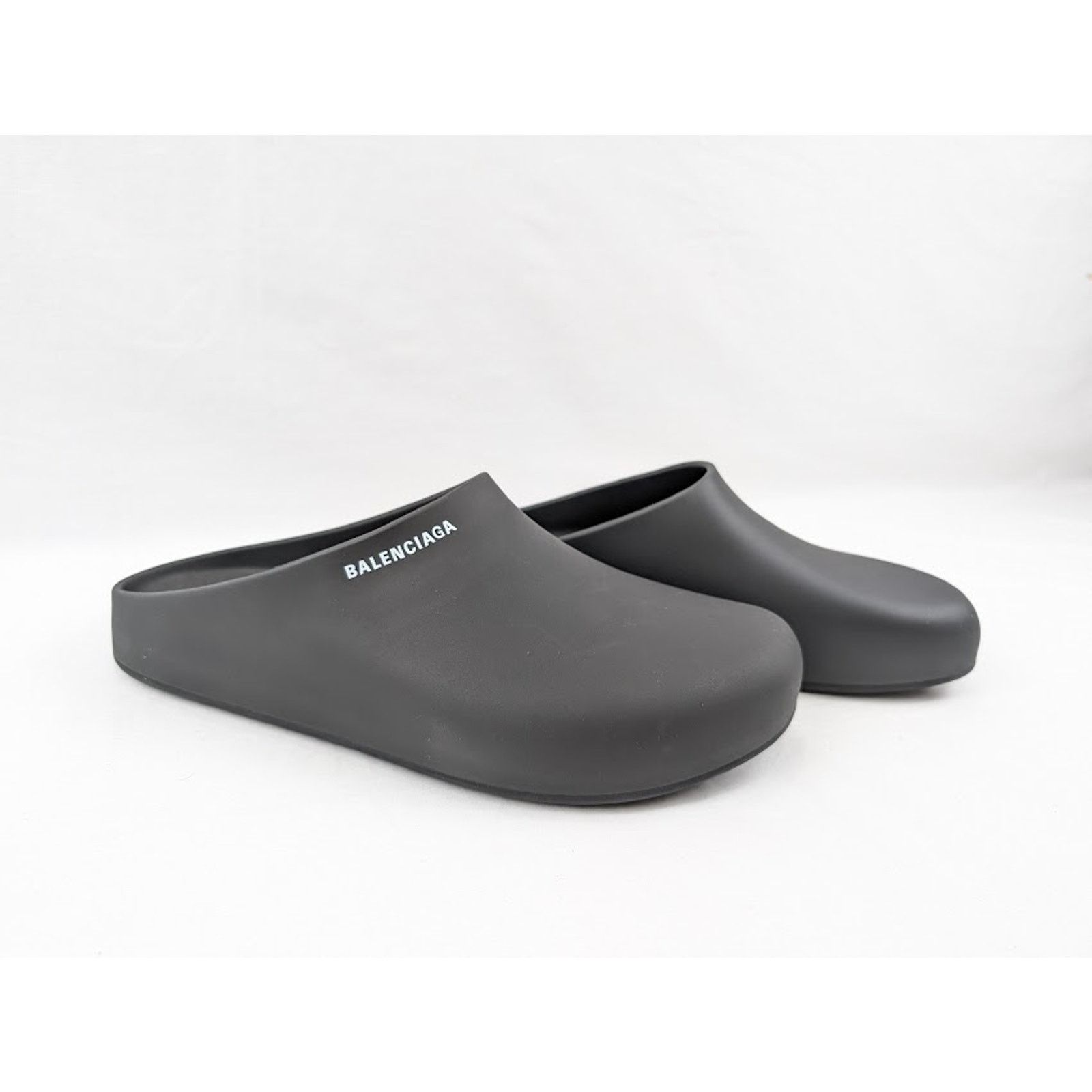 o1rshd1 Q:4 / Pool Closed Logo Slides in Black/White