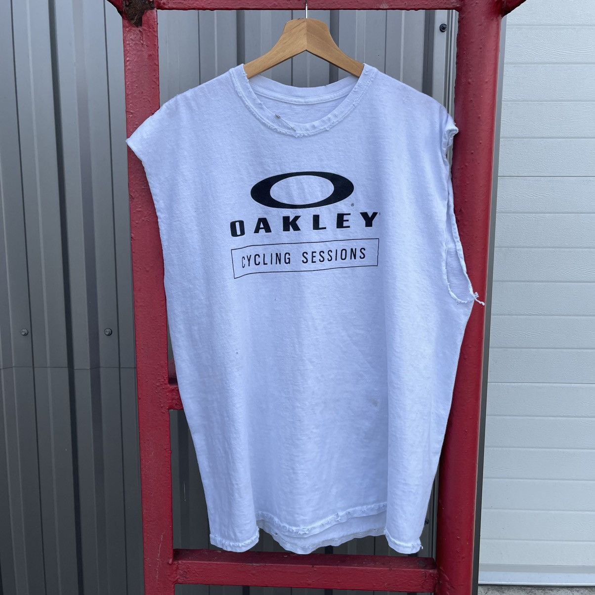Oakley VINTAGE Y2K OAKLEY SLEEVELESS TEE TRASHED CUSTOM AVANT GARDE Size US L / EU 52-54 / 3 - 4 Thumbnail