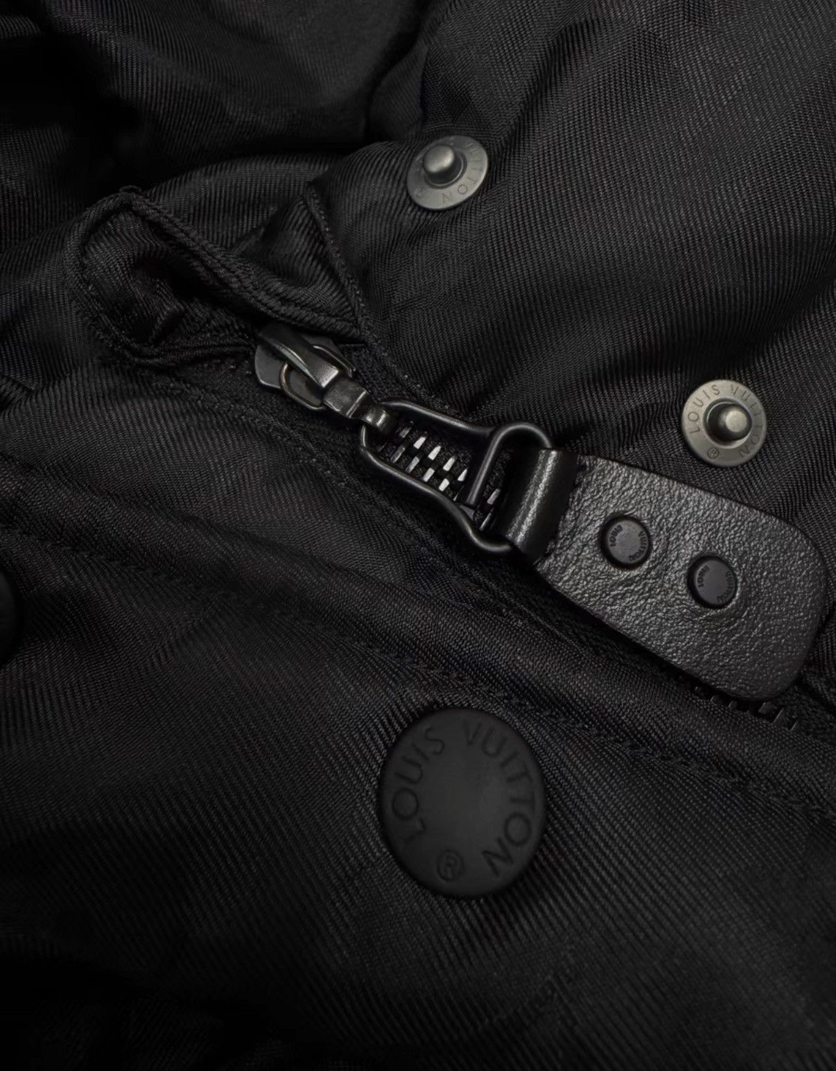 Louis Vuitton Louis Vuitton Black Subtle Pattern Full-Logo Down Jacket Size US S / EU 44-46 / 1 - 4 Thumbnail