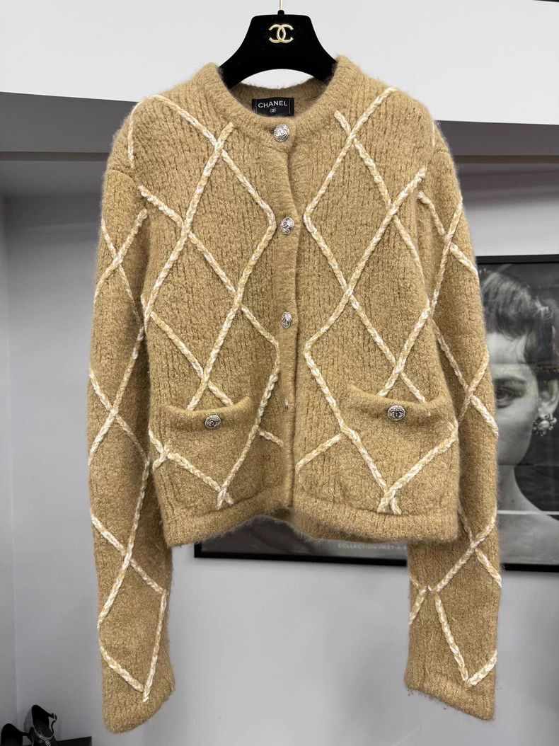 Chanel Chanel 23N Ski Series Camel Diamond Grid Teddy Cardigan co Size XS / US 0-2 / IT 36-38 - 1 Thumbnail