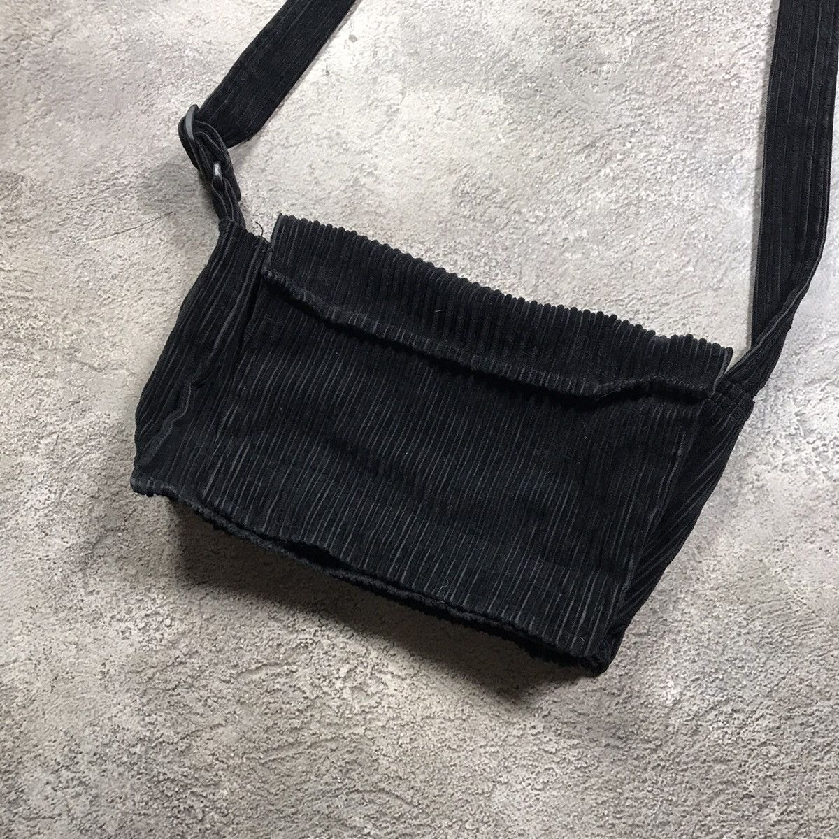 Japanese Brand vintage japan crossbody bag tactical with pockets 90s Y2K Size ONE SIZE - 2 Thumbnail