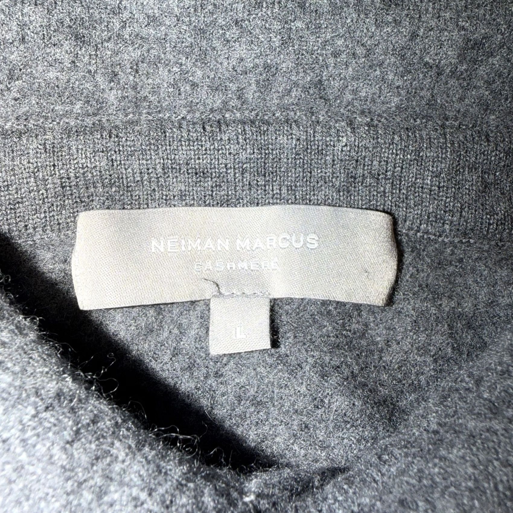 Neiman Marcus VINTAGE Neiman Marcus Men's 100% Cashmere Gray V-Neck Sweater Large Read Size US L / EU 52-54 / 3 - 2 Thumbnail