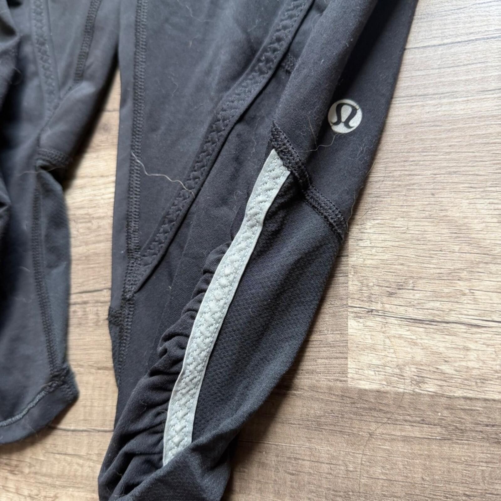 Lululemon Lululemon Black Crop Leggings Lime Green Size 28" / US 6 / IT 42 - 2 Thumbnail