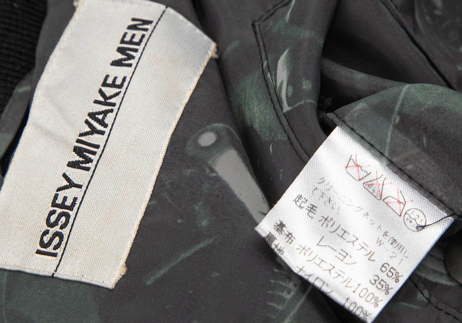 Issey Miyake Foil Print Fur Half Coat in Black Silver, Size M Size US M / EU 48-50 / 2 - 19 Thumbnail