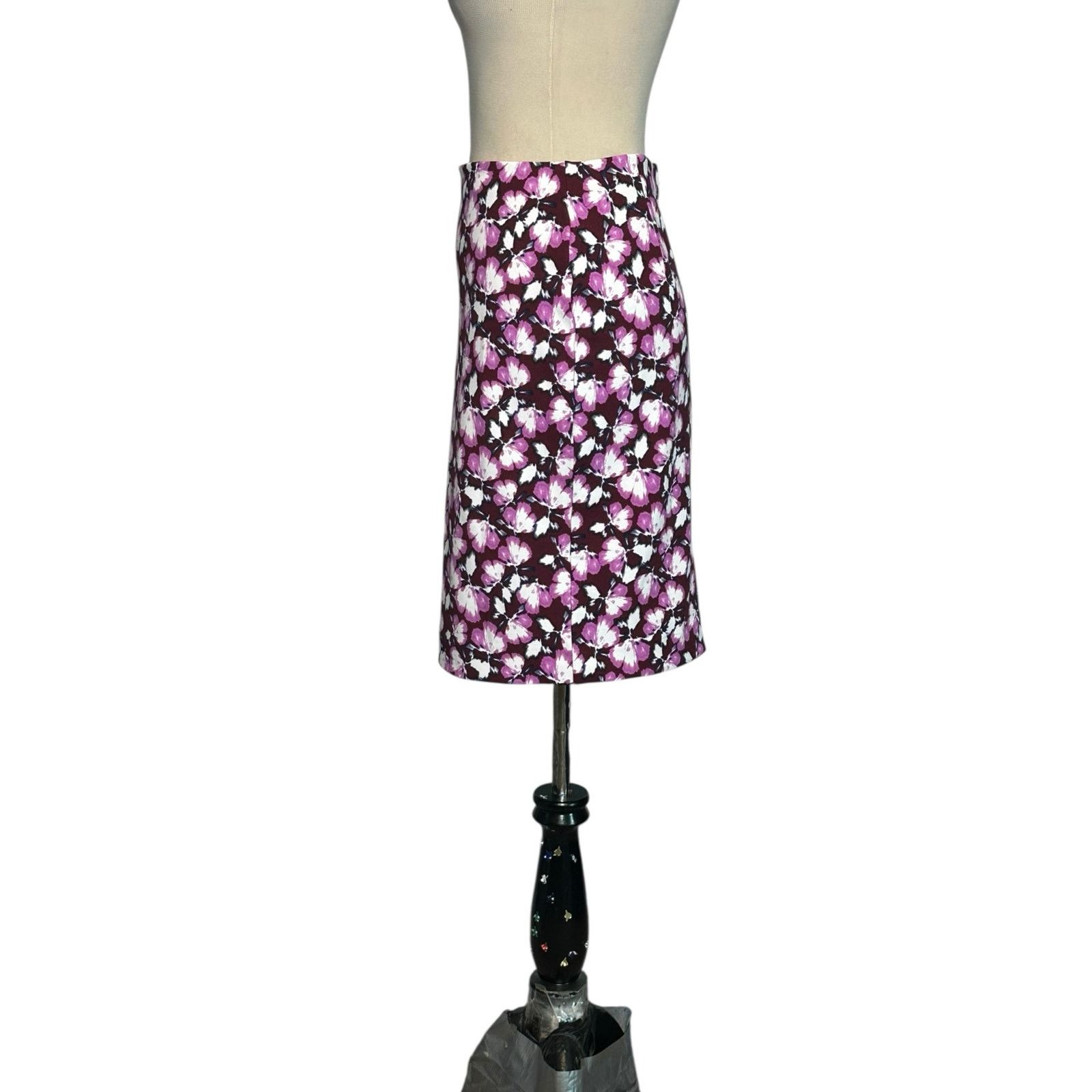 Banana Republic Banana Republic wine floral pencil skirt size 00P Size 26" / US 2 / IT 38 - 7 Thumbnail
