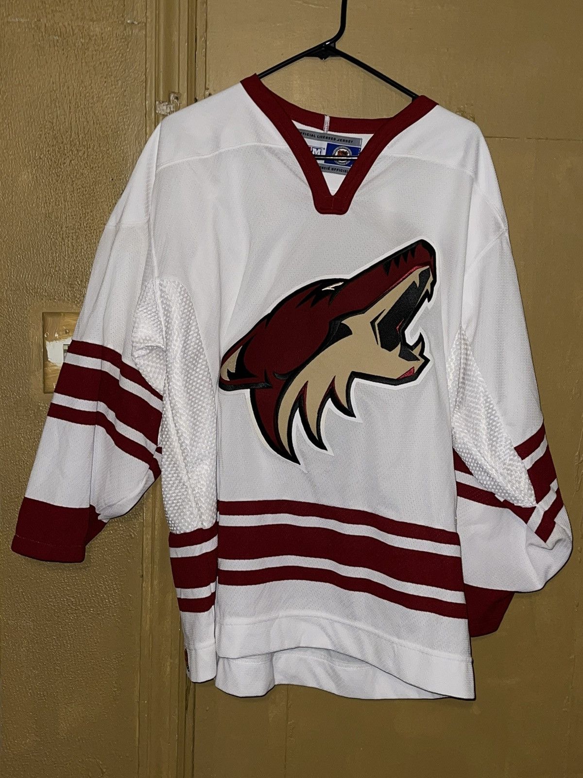 Image of Ccm Nhl Phoenix Arizona Coyotes Jersey Mens Size Large Away in White