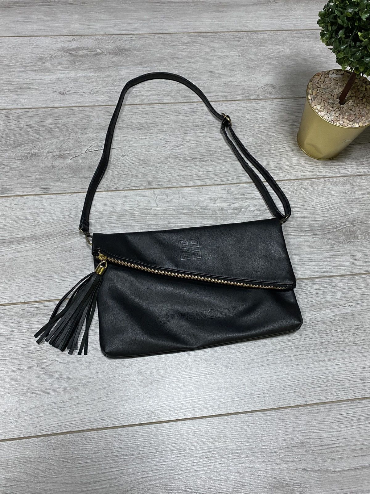 Givenchy Givenchy big logo shoulder crossbody bag messenger Size ONE SIZE - 1 Thumbnail