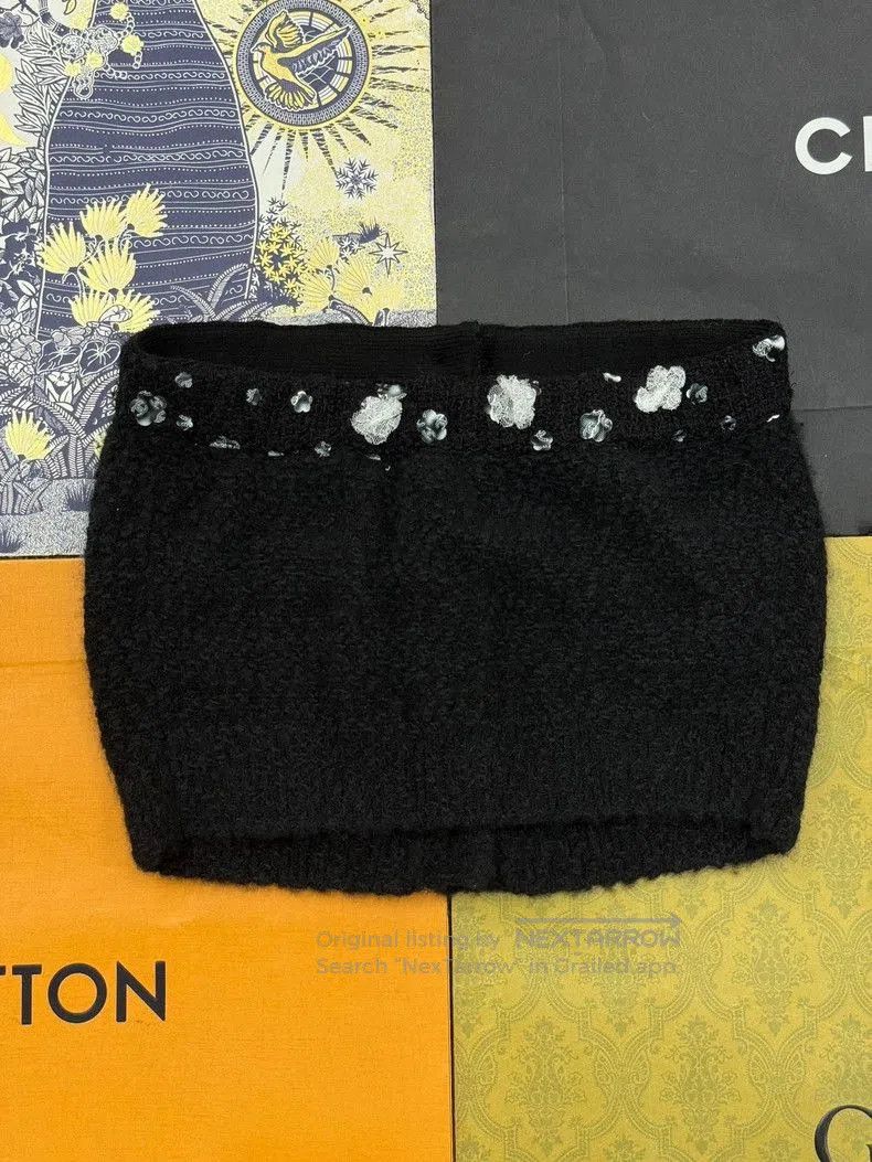 Chanel Chanel Black Lion Buckle Sequin Crop Top. Size US M / EU 48-50 / 2 - 3 Thumbnail