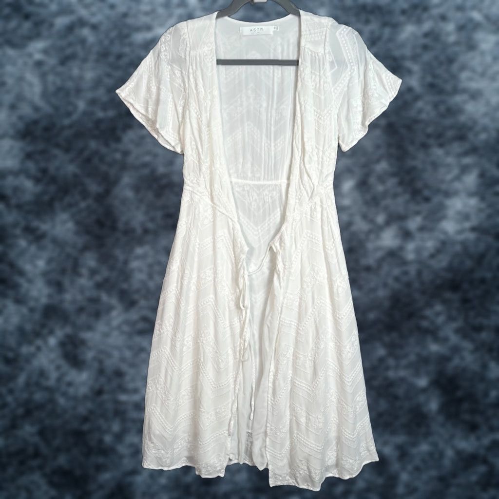 ASTR The Label VINTAGE Astr The Label Womens XS White Embroidered Tie Front Midi Dress Short Sleeves Size 26" / US 2 / IT 38 - 1 Thumbnail
