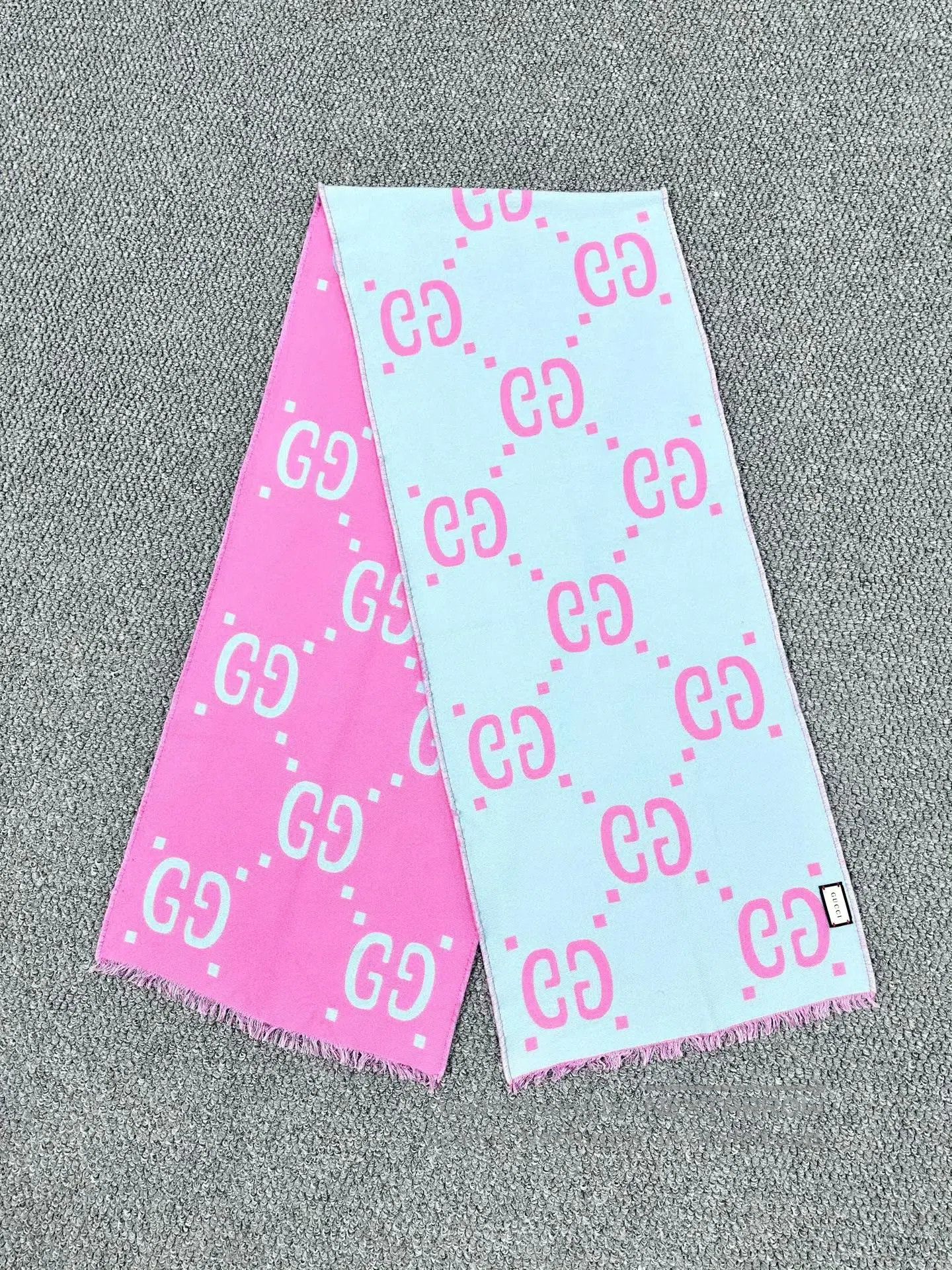 Gucci Guicci Blue and pink old-fashioned double-sided scarf| Size ONE SIZE - 1 Thumbnail