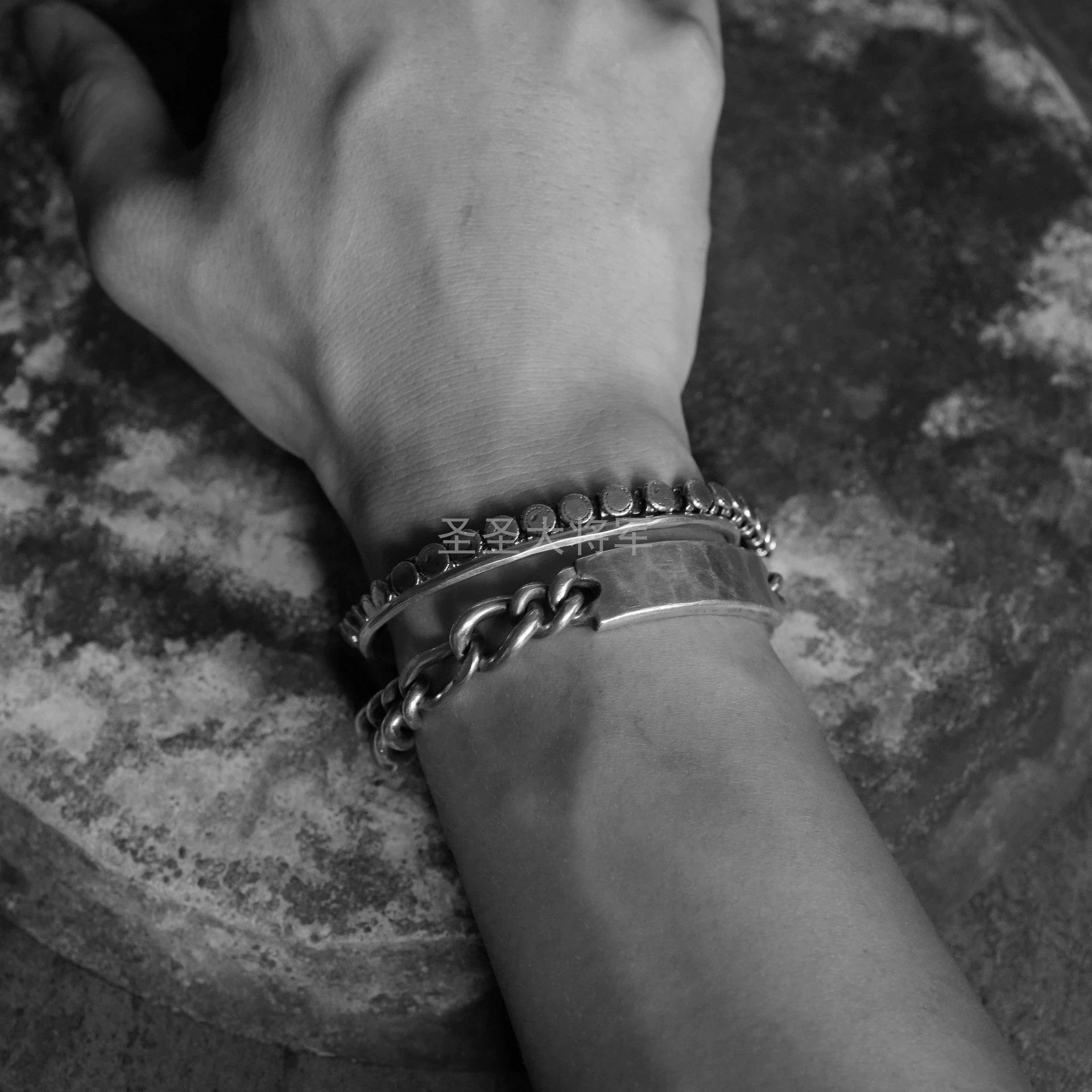 Goti Goti Distressed Shield Serpentine Silver Bracelet S+M+L Size ONE SIZE - 6 Thumbnail