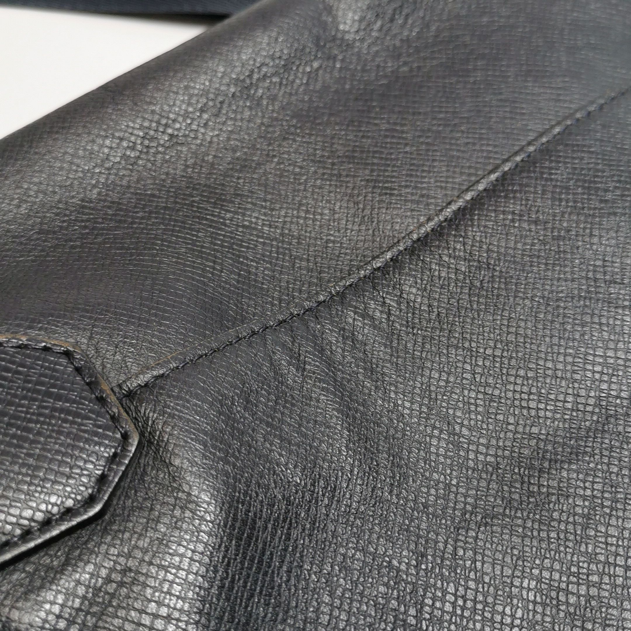 Louis Vuitton Louis Vuitton (LV) Taiga leather solid color flap letter lo Size ONE SIZE - 5 Thumbnail