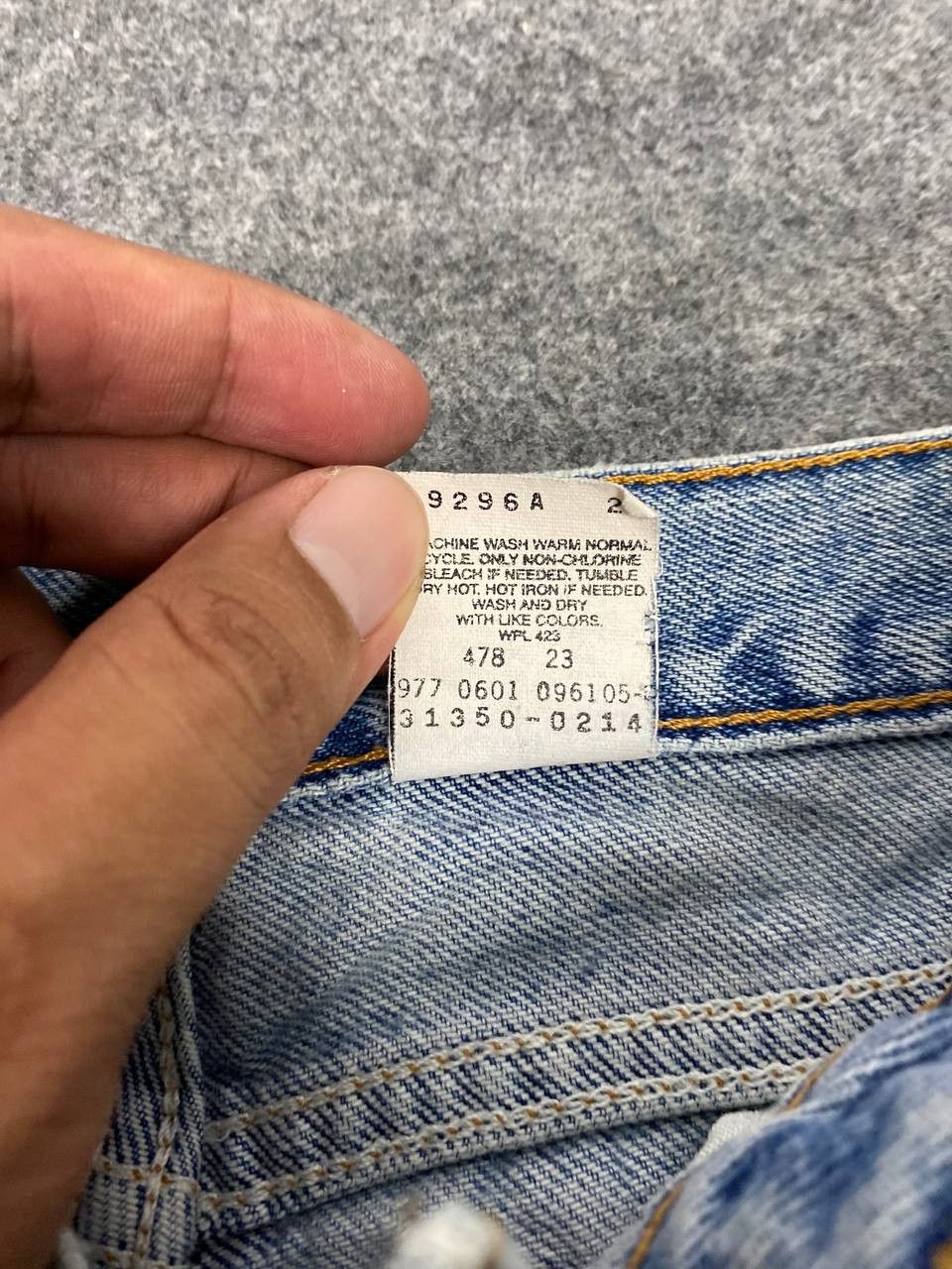 Levi's vintage levis 550 relaxed fit lightwash denim Size US 27 - 15 Thumbnail