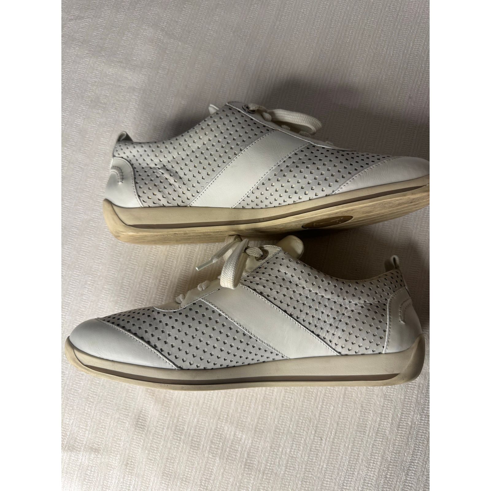 Louis Vuitton Louis Vuitton Cream Leather Perforated Low Top Sneakers Size US 8.5 / EU 41-42 - 8 Thumbnail