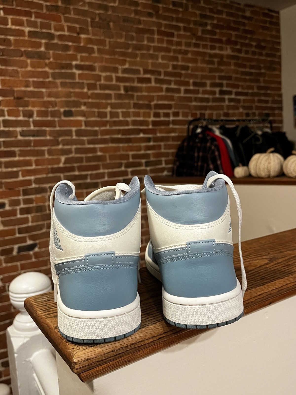 Jordan Brand Air Jordan 1 Mid "UNC" Size US 9 / IT 39 - 4 Thumbnail