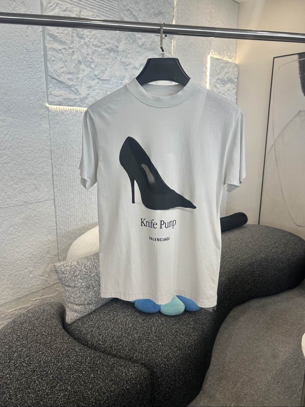 Balenciaga Balenciaga Knife Pump Graphic T-Shirt Size XS Size US XS / EU 42 / 0 - 1 Thumbnail