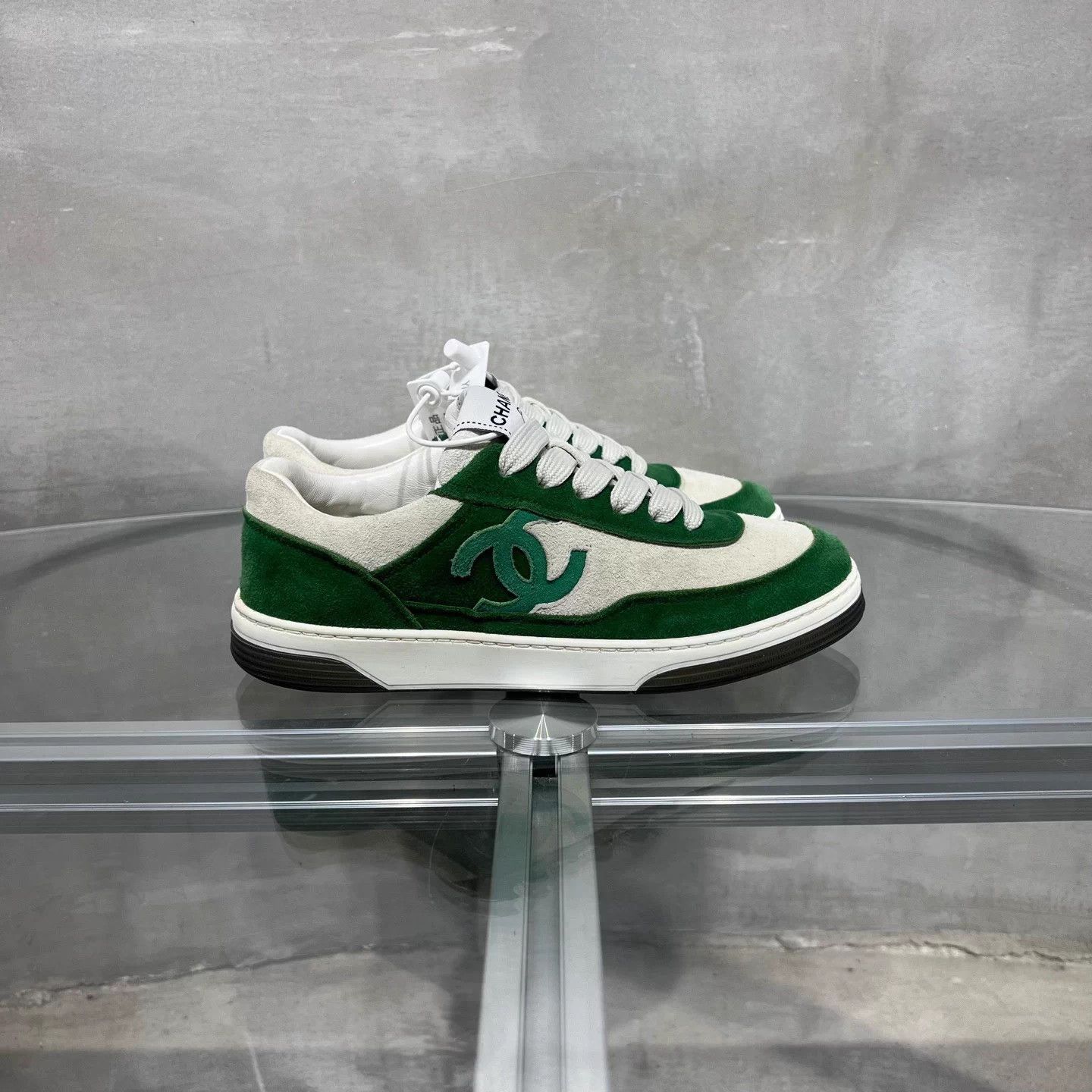 Chanel Chanel 23P White Green Suede Sneakers EU35 Size US 4 / IT 34 - 4 Thumbnail