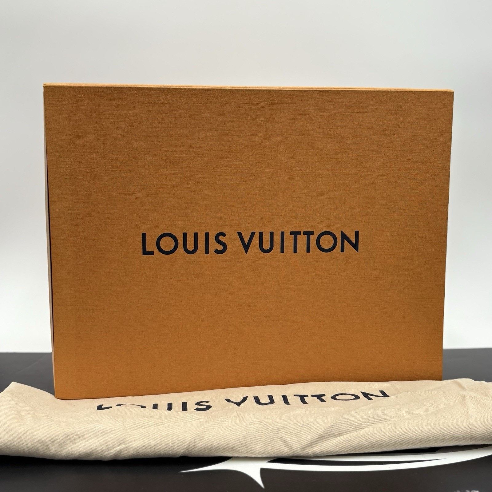 Louis Vuitton (10-10.5 US) Louis Vuitton Maxi ' Black White ' | EXCELLENT! Size US 10 / EU 43 - 15 Thumbnail